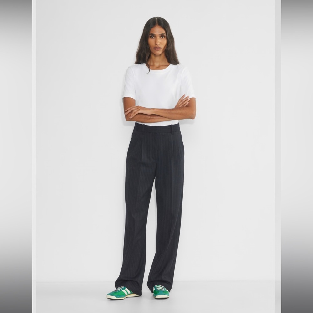Aritzia The Effortless Pant (Re)fined - Size 2 in Dark Night Navy / Pinstripe